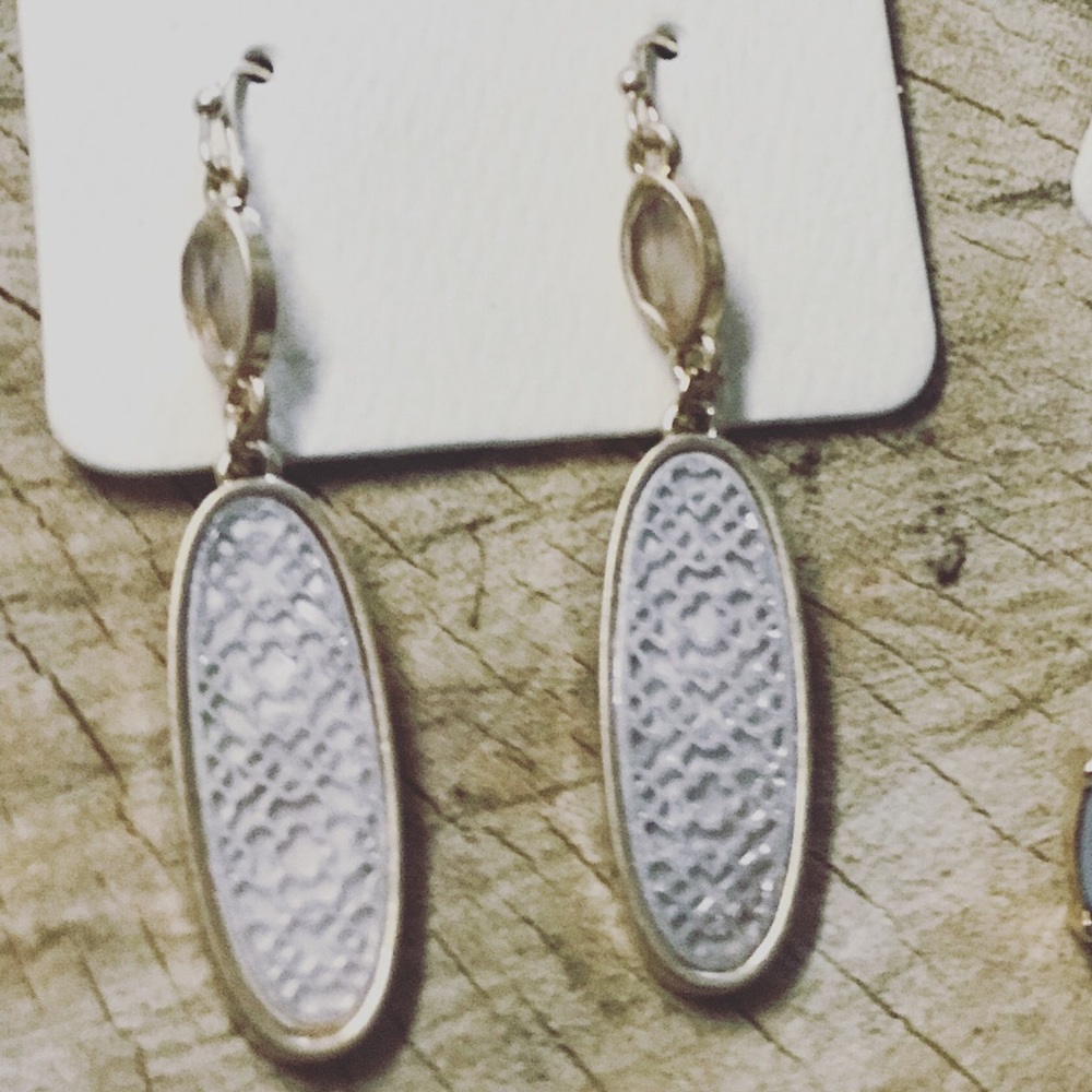 Oval earrings with clover detail